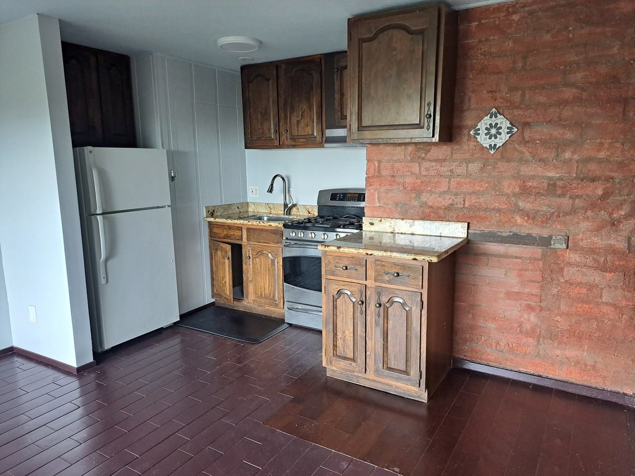 6170 Plymouth Ave - Photo 4 of 9