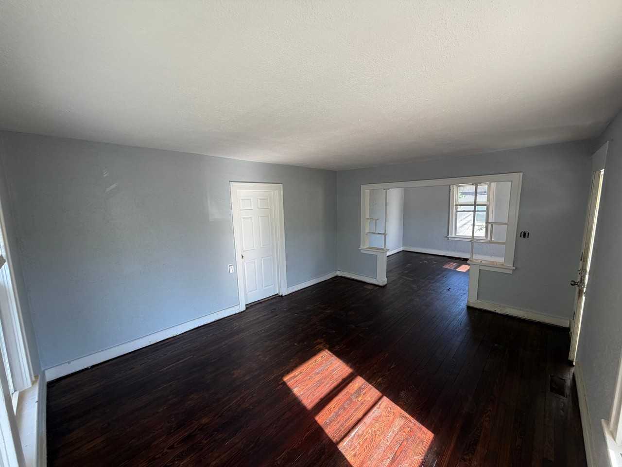 2527 Leslie Ave - Photo 2 of 8