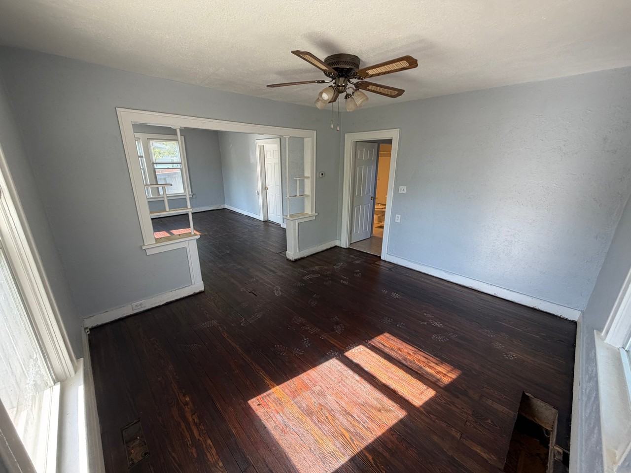 2527 Leslie Ave - Photo 3 of 8