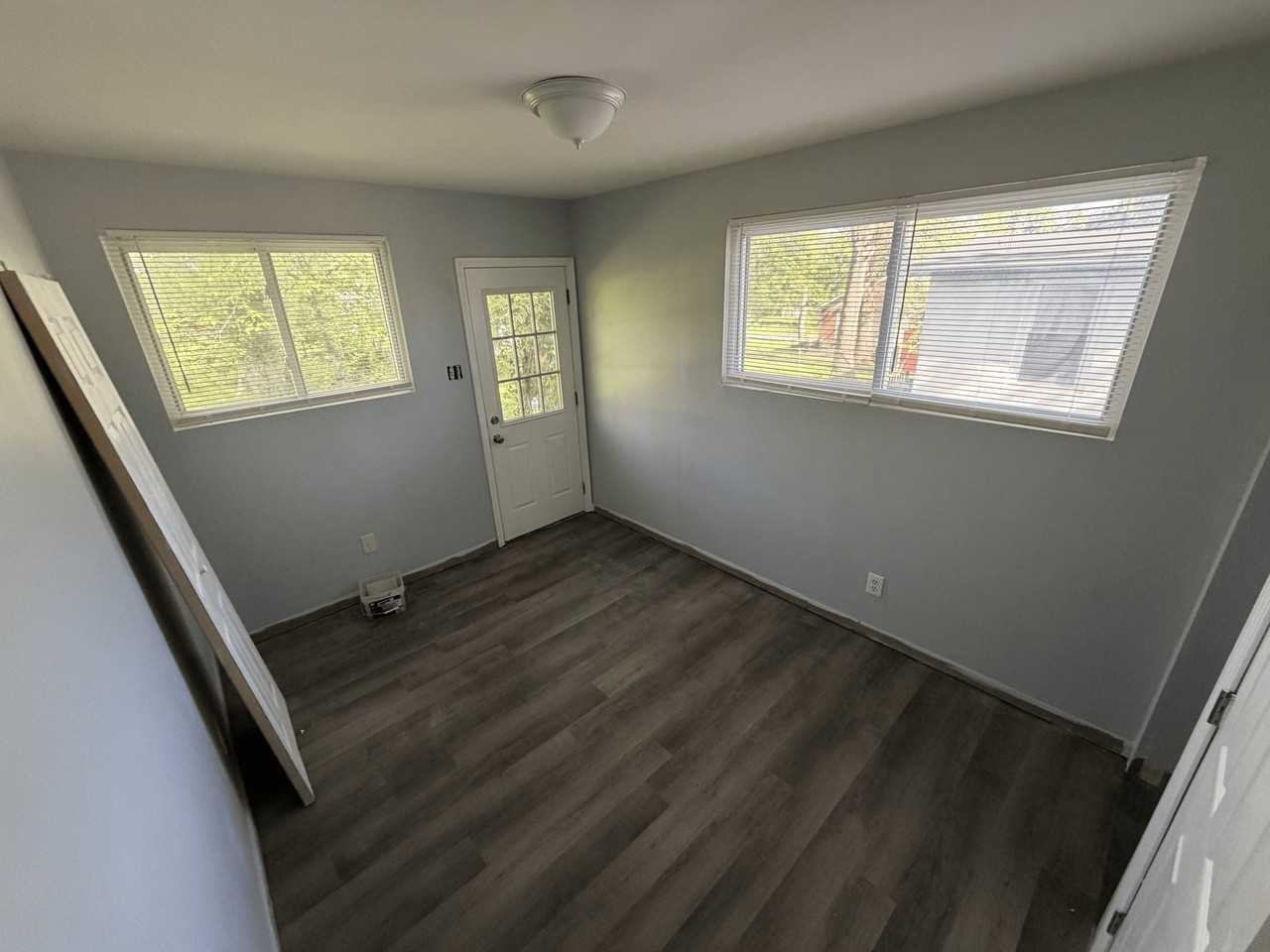 2527 Leslie Ave - Photo 4 of 8