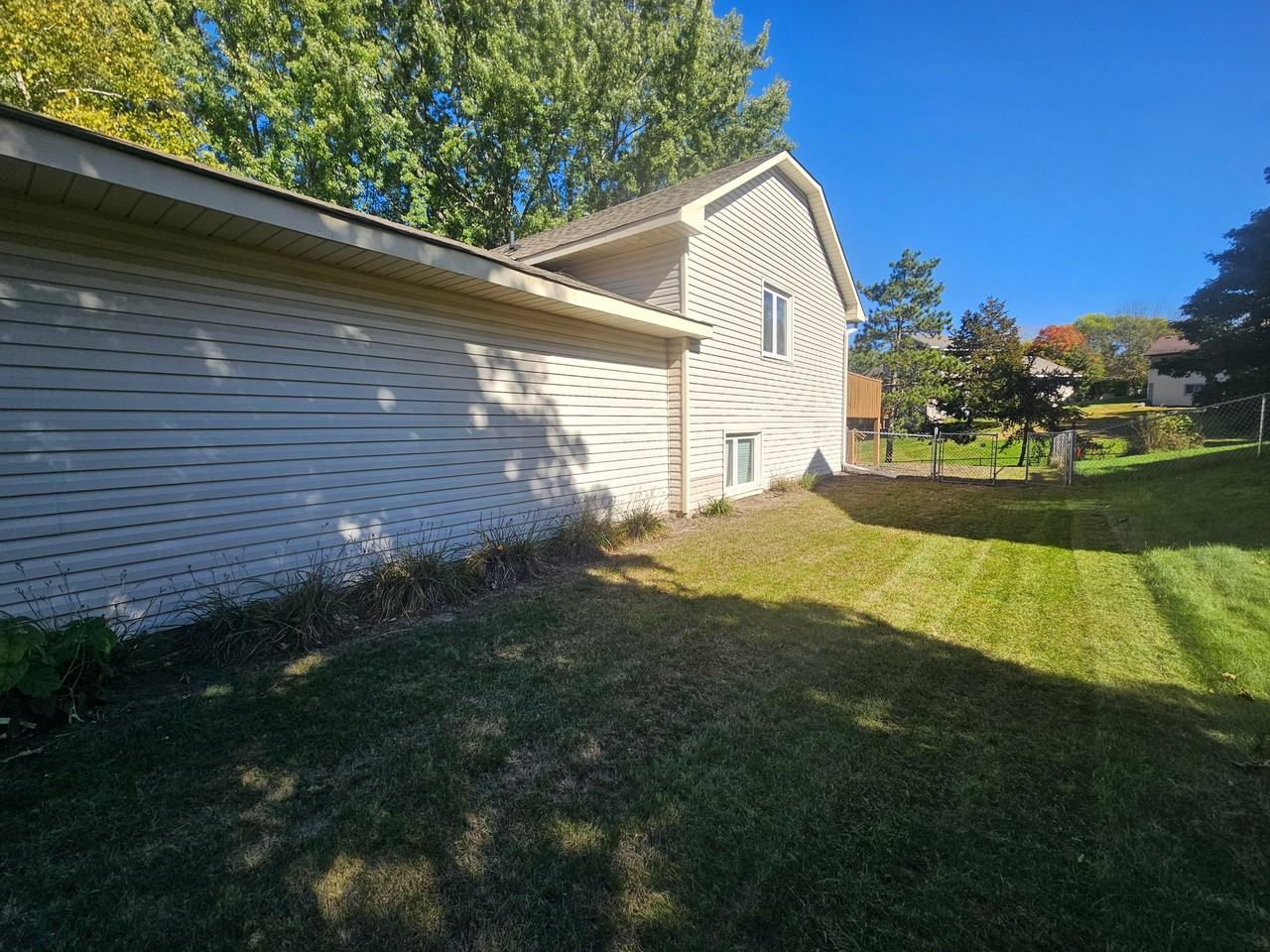 10259 Englewood Dr - Photo 3 of 20