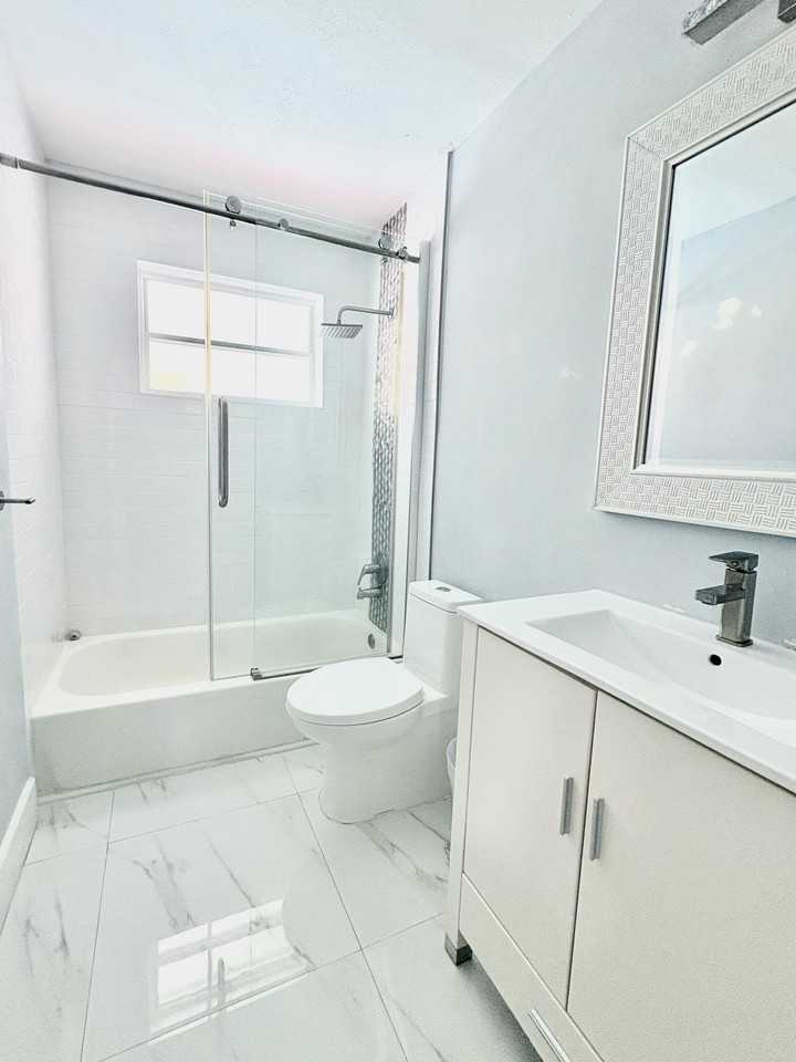 5770 Ne 18th Ave - Photo 3 of 8