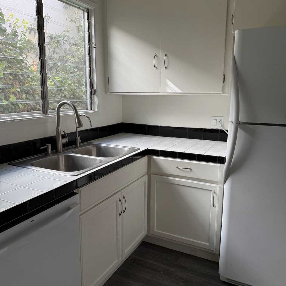 1550 N Hayworth Ave #6 - Photo 3 of 9