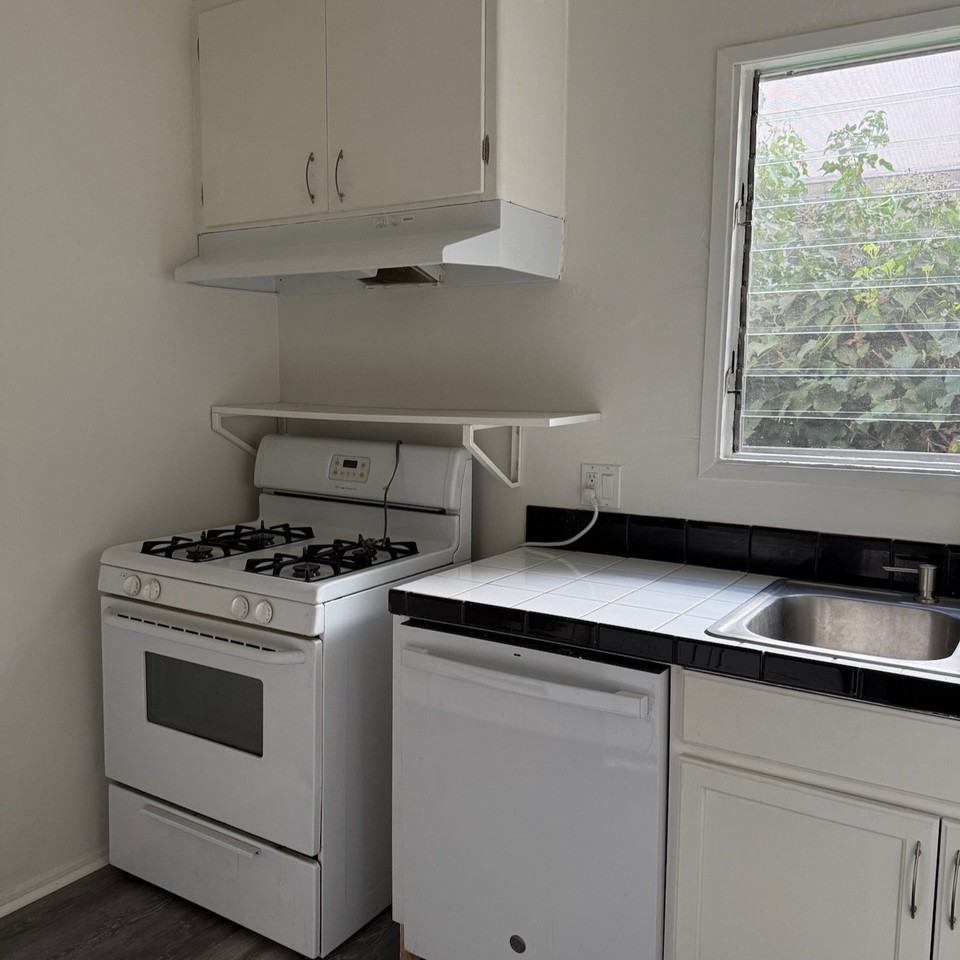 1550 N Hayworth Ave #6 - Photo 4 of 9