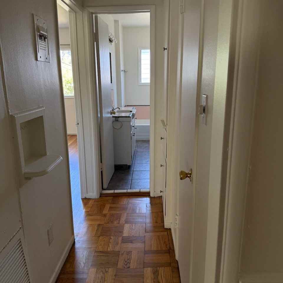 1550 N Hayworth Ave #6 - Photo 5 of 9