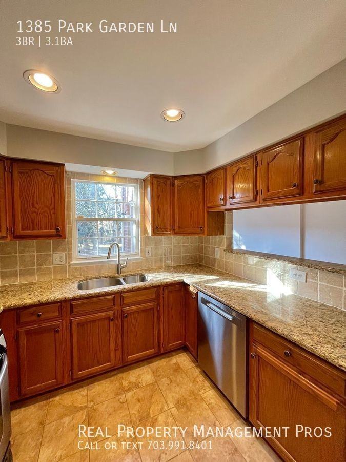 1385 Park Garden Ln - Photo 4 of 48