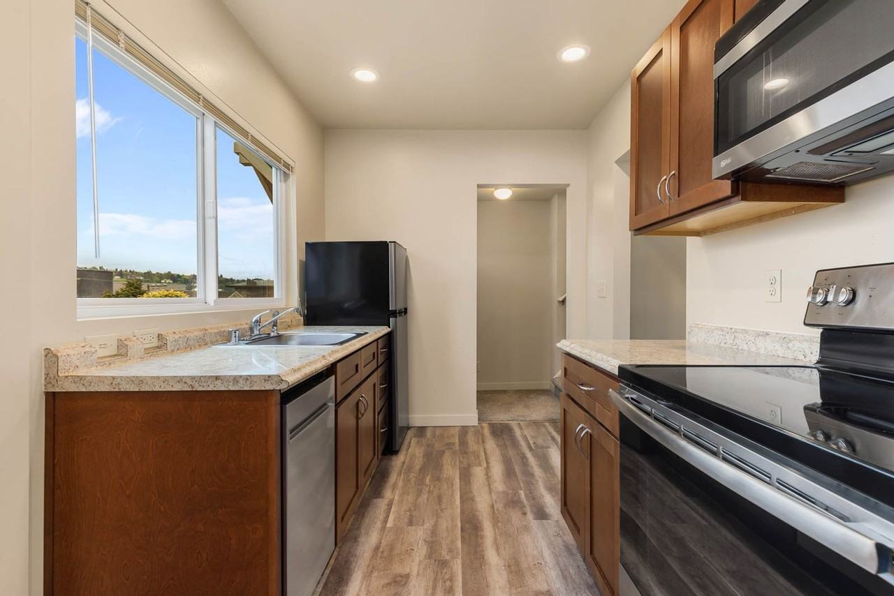 2114 Dexter Ave N - Photo 7 of 19