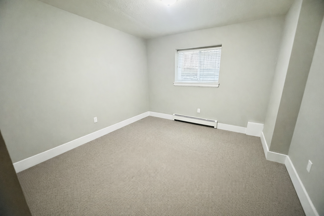 9751 160A Street - Photo 4 of 7