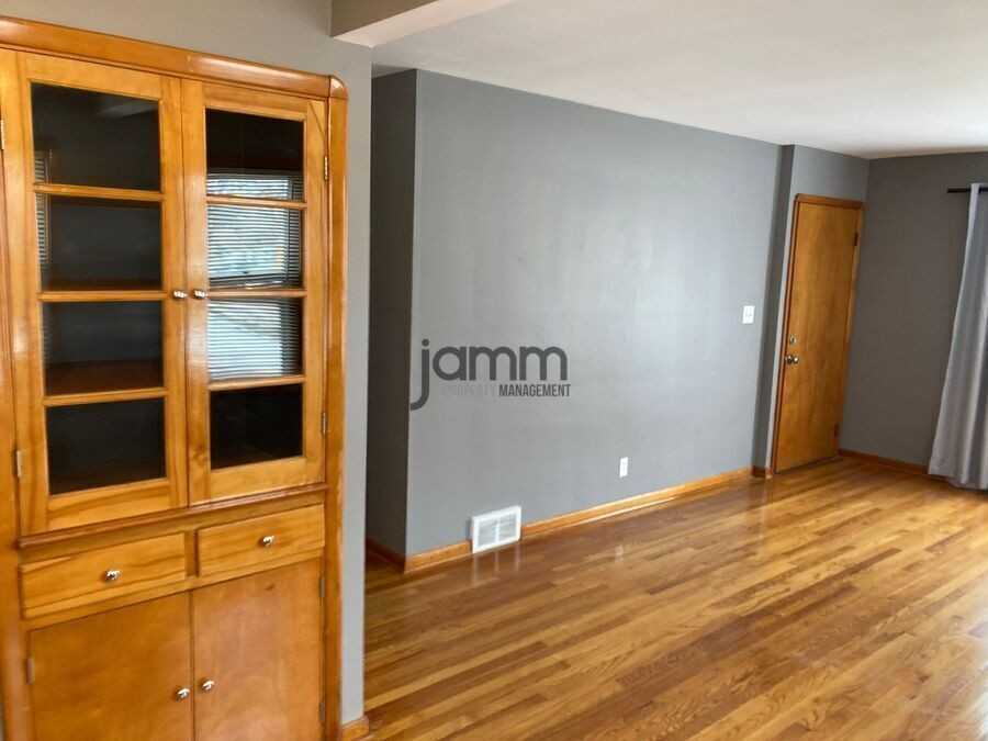 6099 Ridge Rd Lowr #1 - Photo 6 of 17