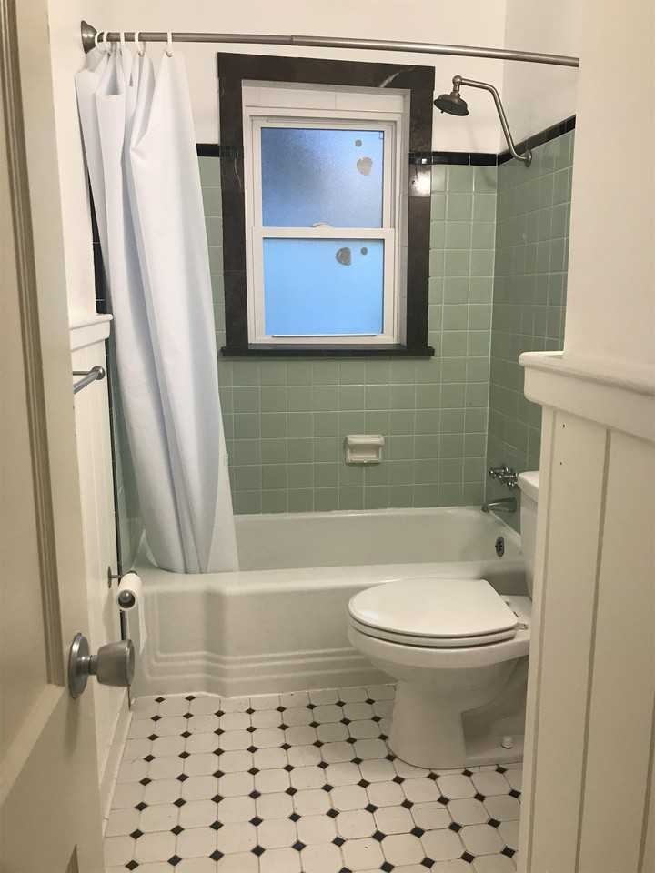 1005 Ne 7th Pl #1 - Photo 3 of 11