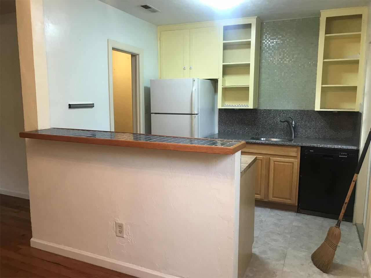 1005 Ne 7th Pl #1 - Photo 5 of 11