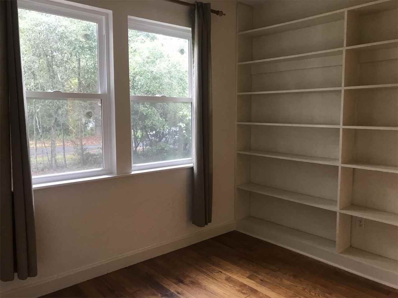 1005 Ne 7th Pl #1 - Photo 6 of 11