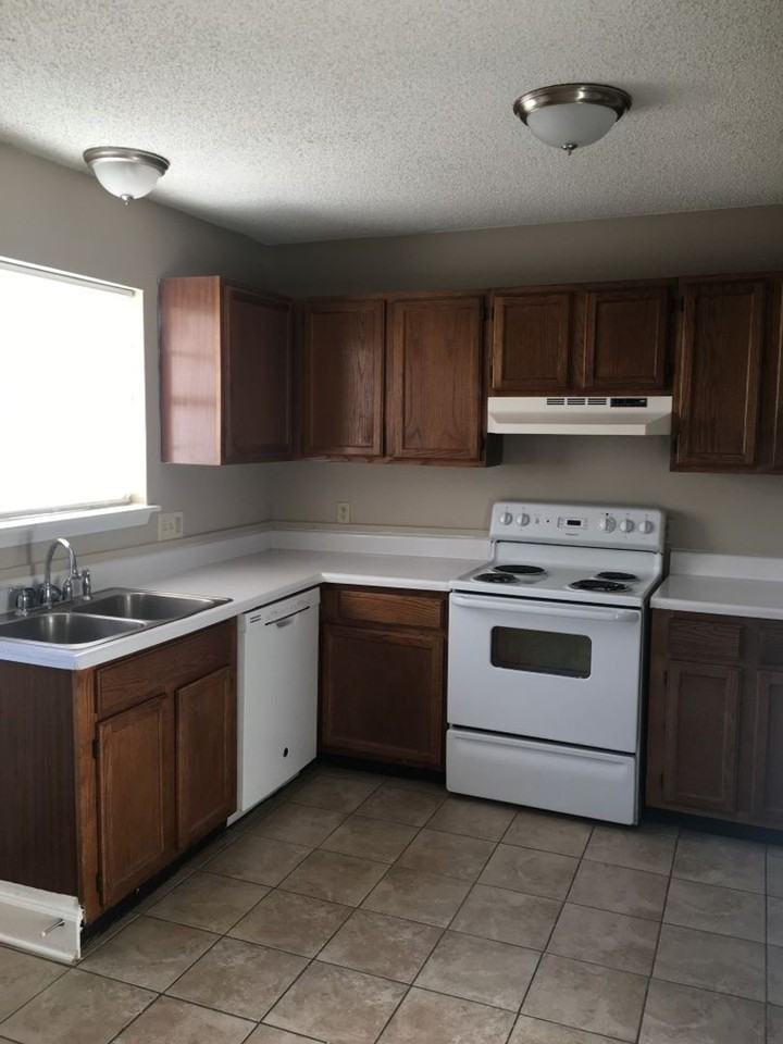 617 Castlegate Dr - Photo 3 of 9