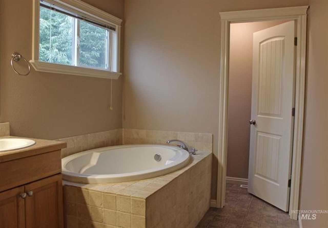 1370 E Ionia St - Photo 5 of 23