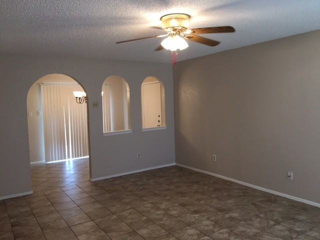 1413 Eagle Pass Dr - Photo 3 of 13