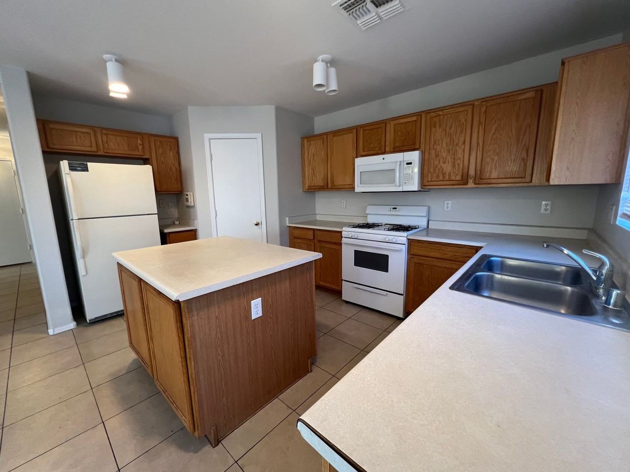 12410 W Pershing St - Photo 3 of 21