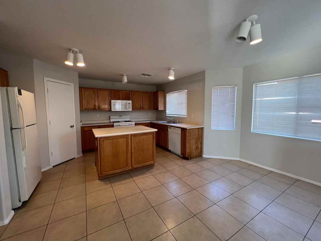 12410 W Pershing St - Photo 4 of 21