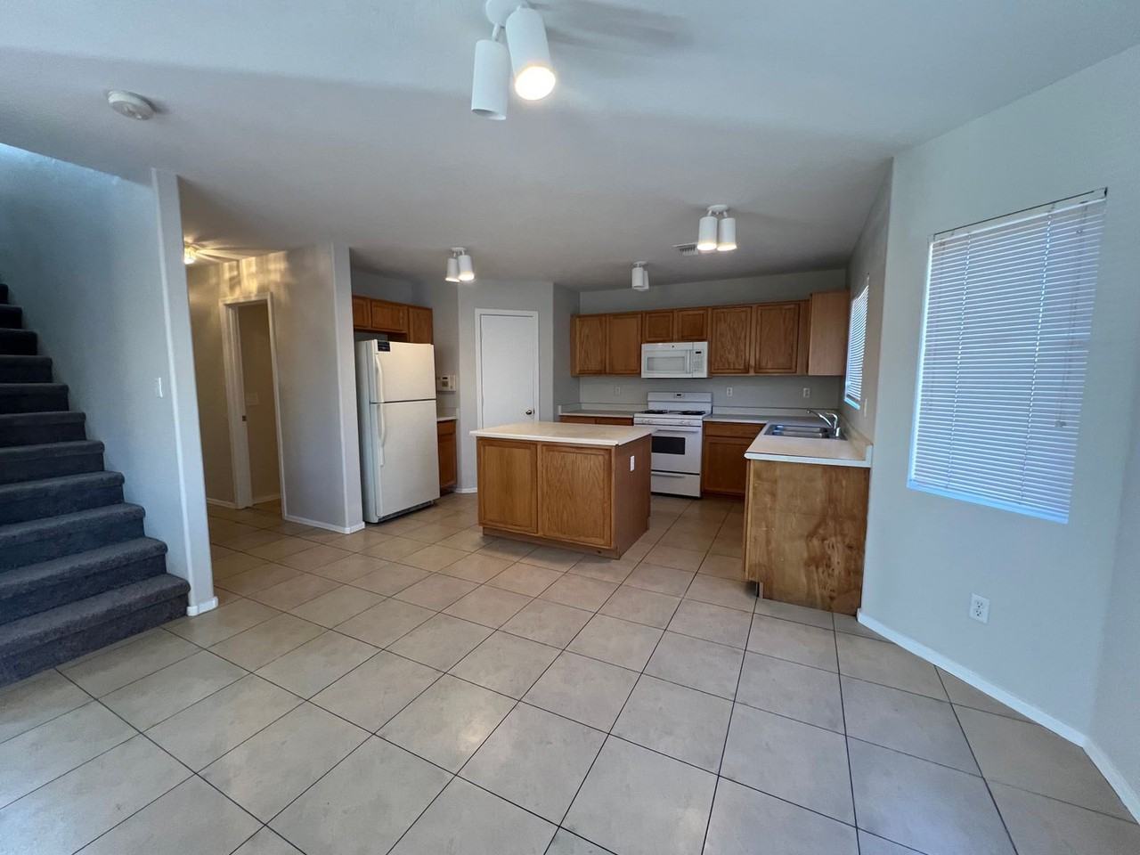 12410 W Pershing St - Photo 5 of 21