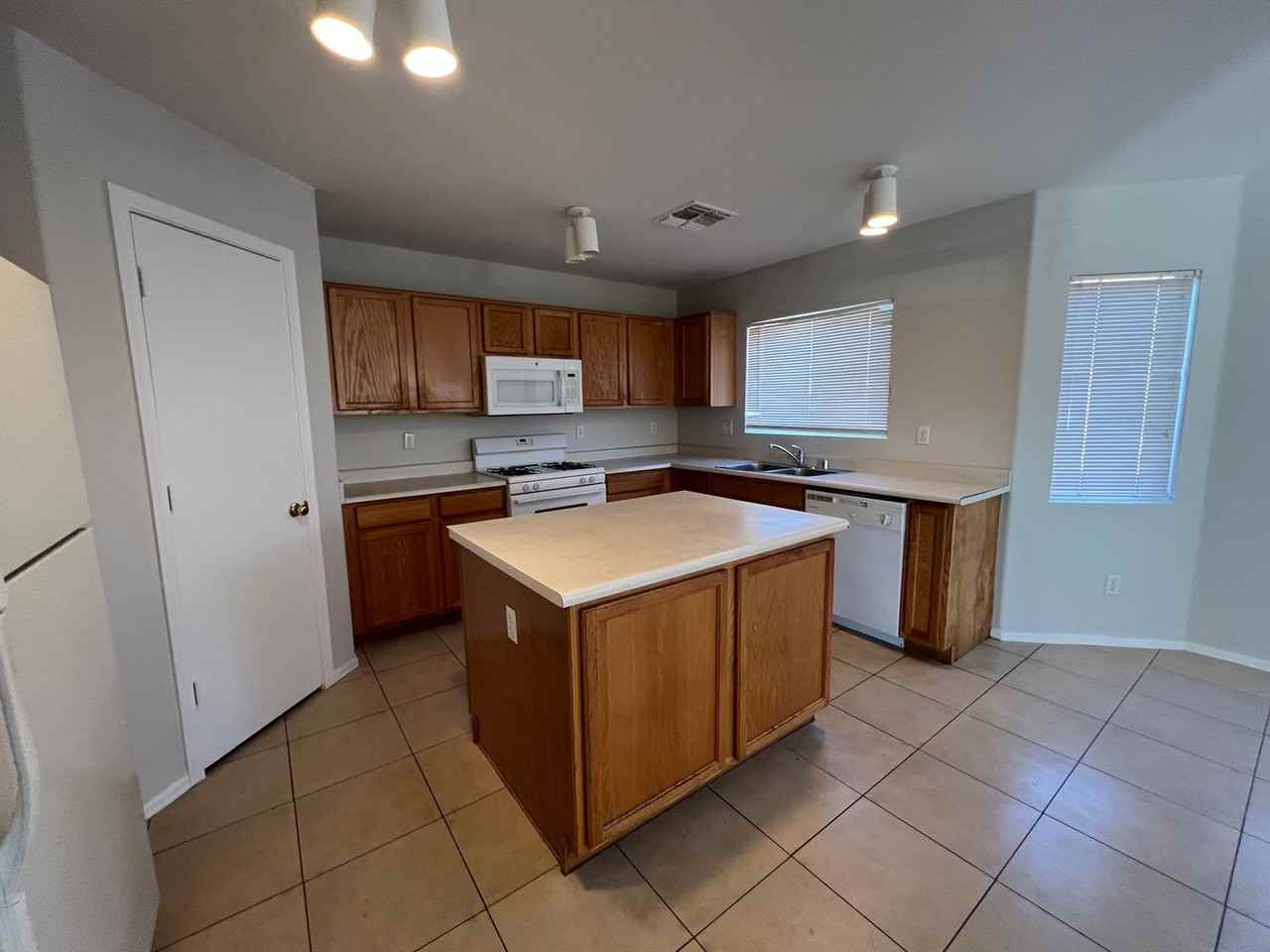 12410 W Pershing St - Photo 6 of 21