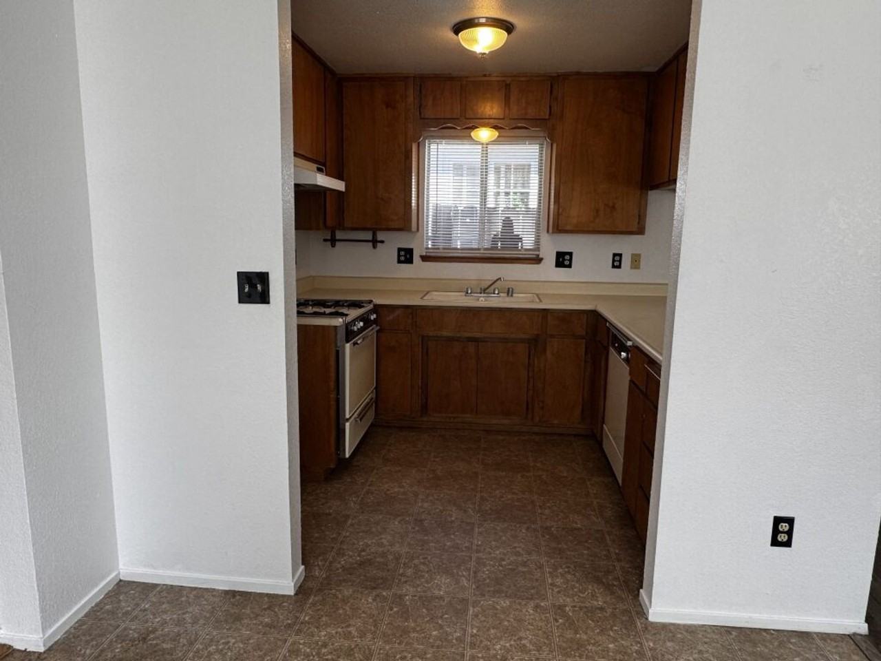 244 N 5th Ave - Photo 7 of 18