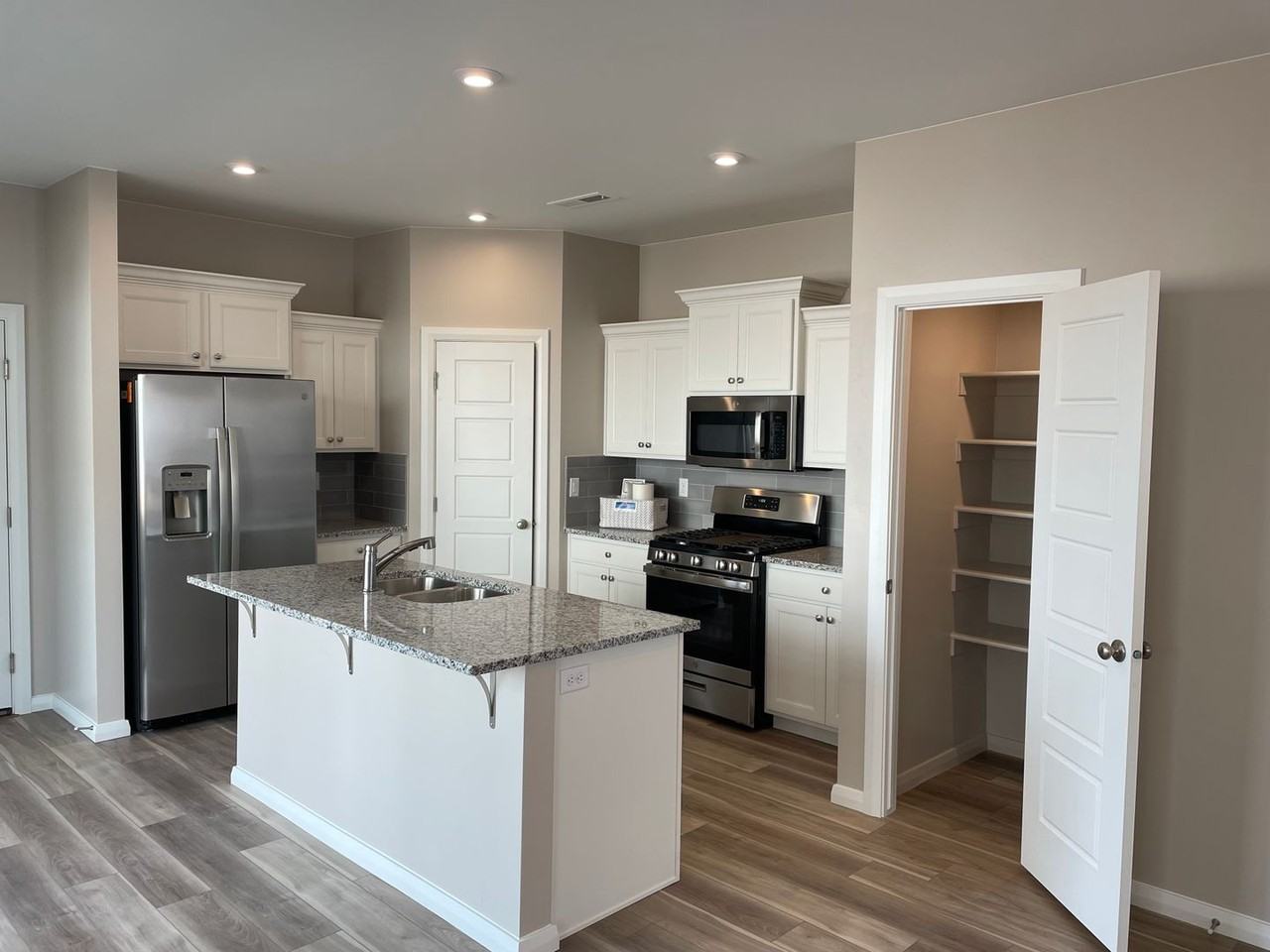 750 W Scarlet Hill Dr - Photo 6 of 36