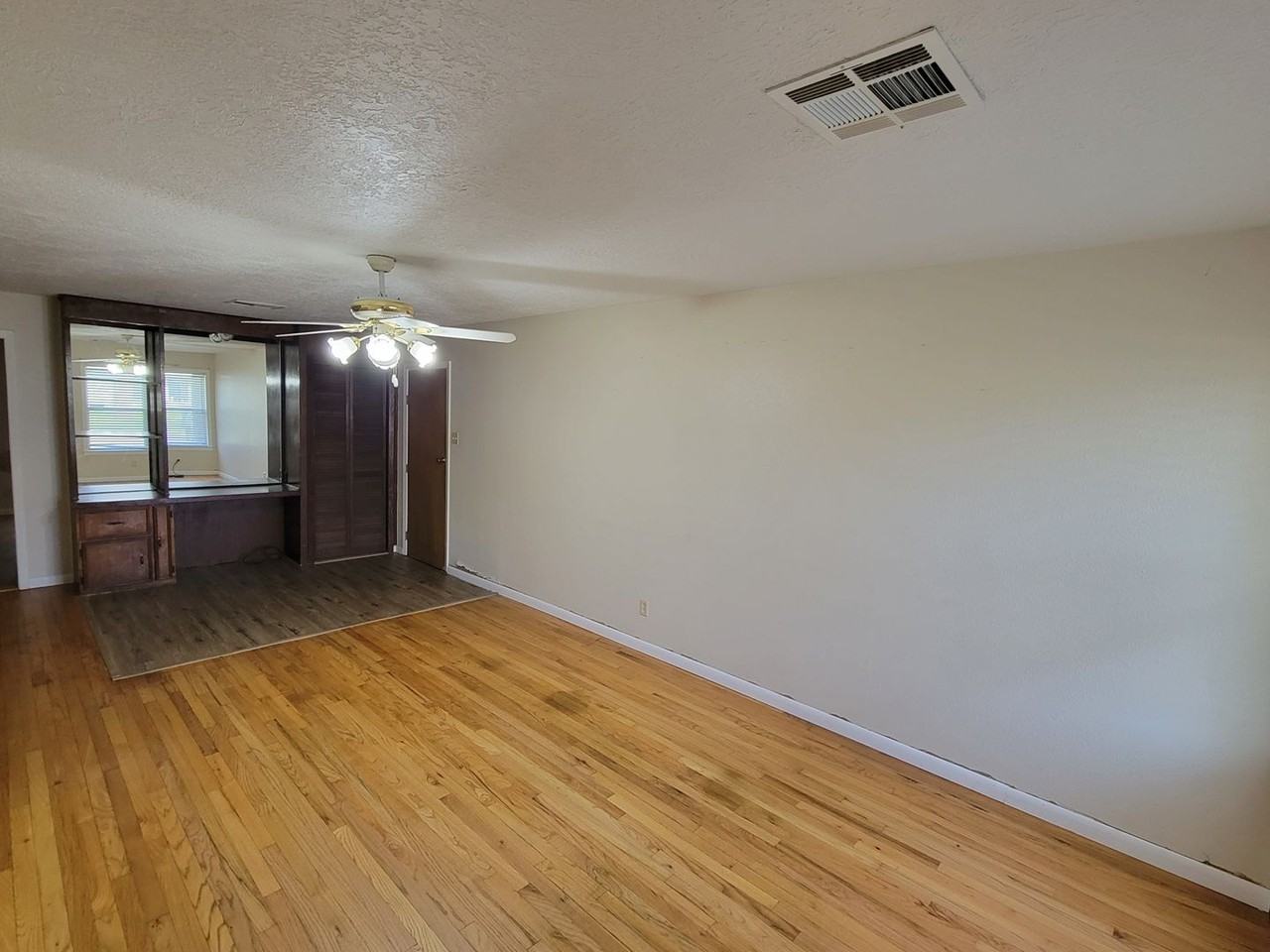 4128 Center St - Photo 3 of 20