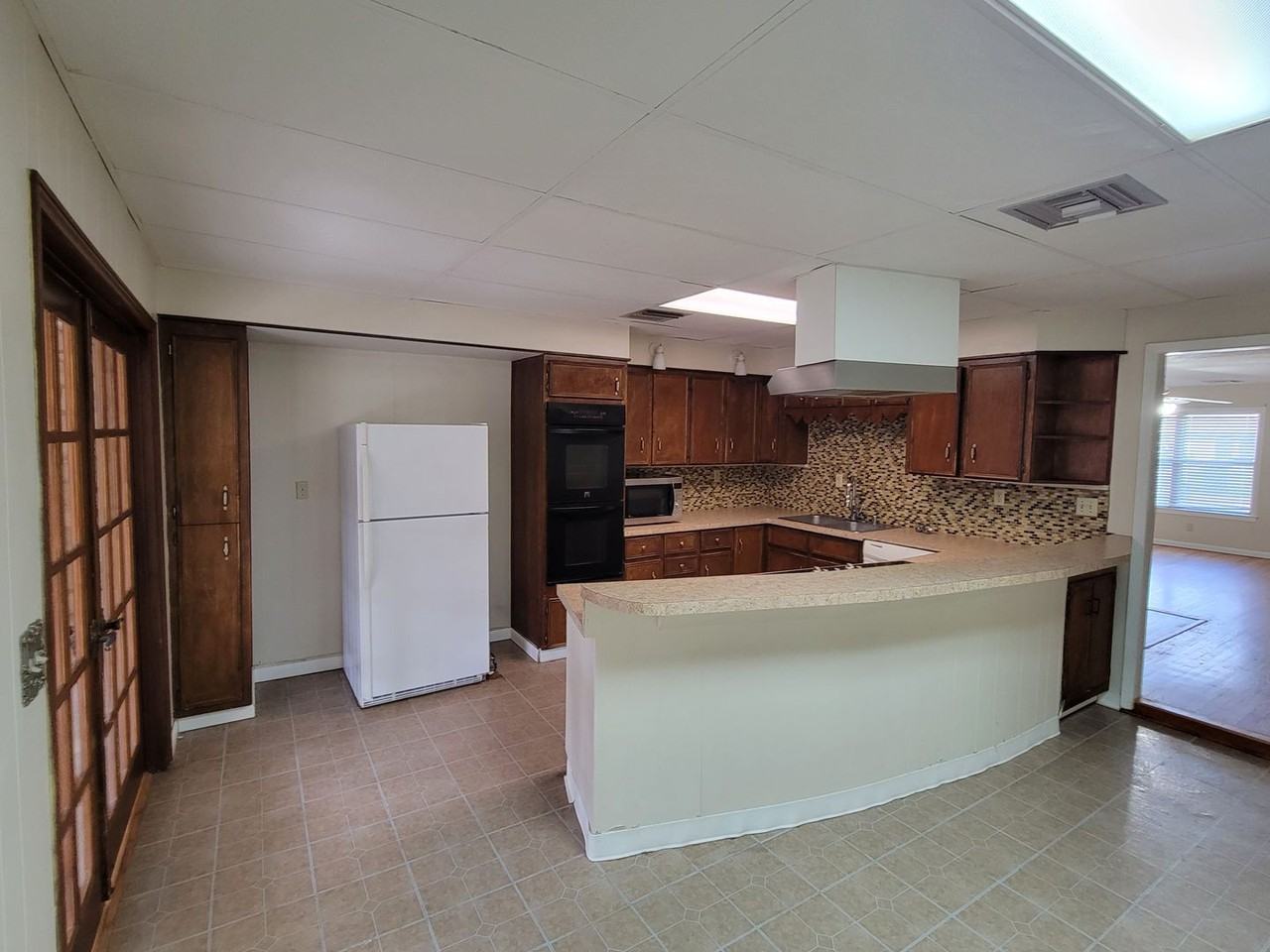 4128 Center St - Photo 5 of 20