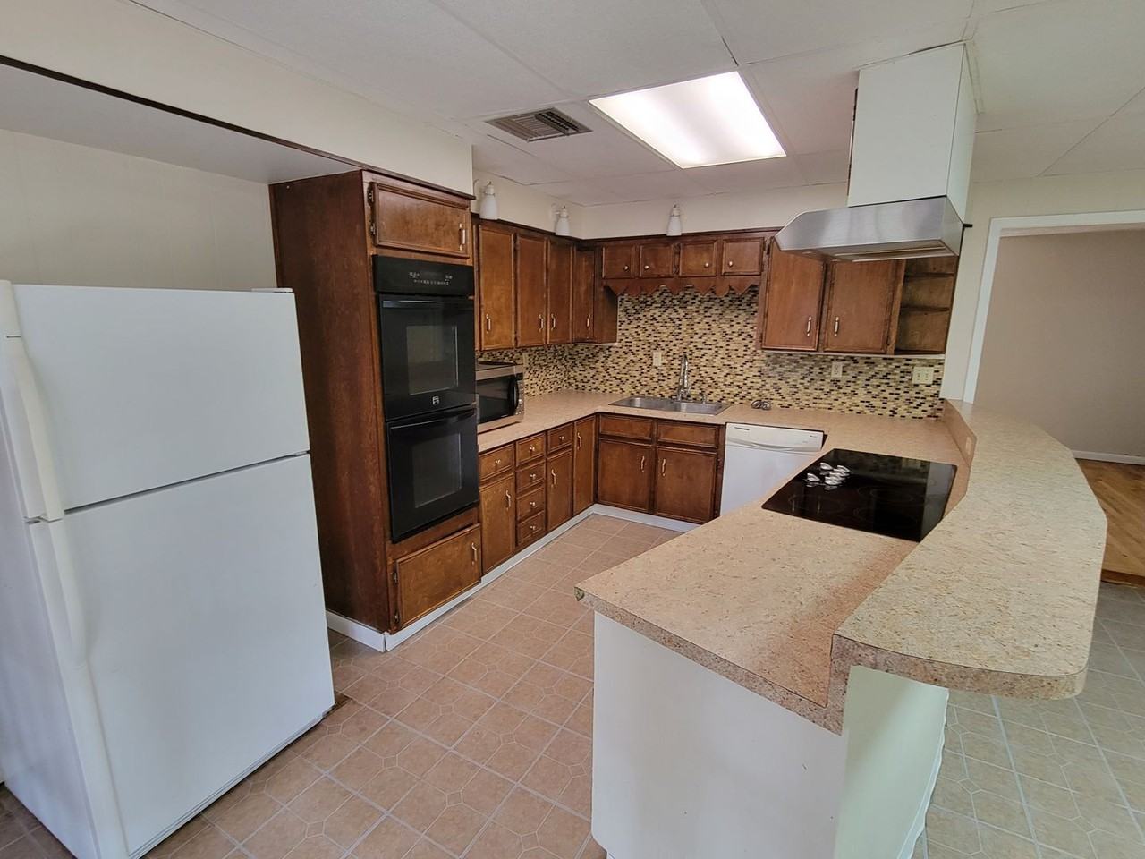 4128 Center St - Photo 6 of 20