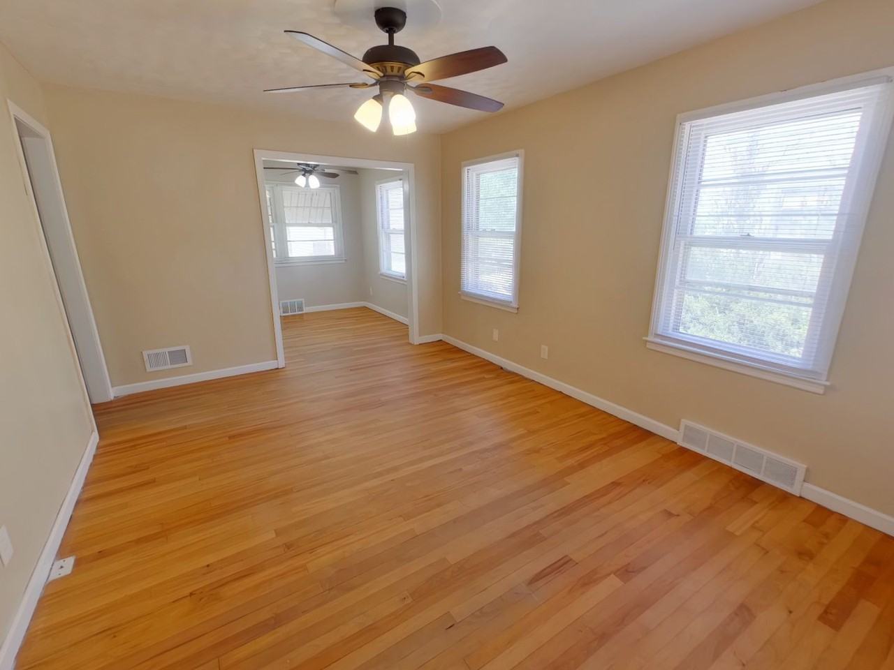 1027 N Old Manor Rd - Photo 2 of 11