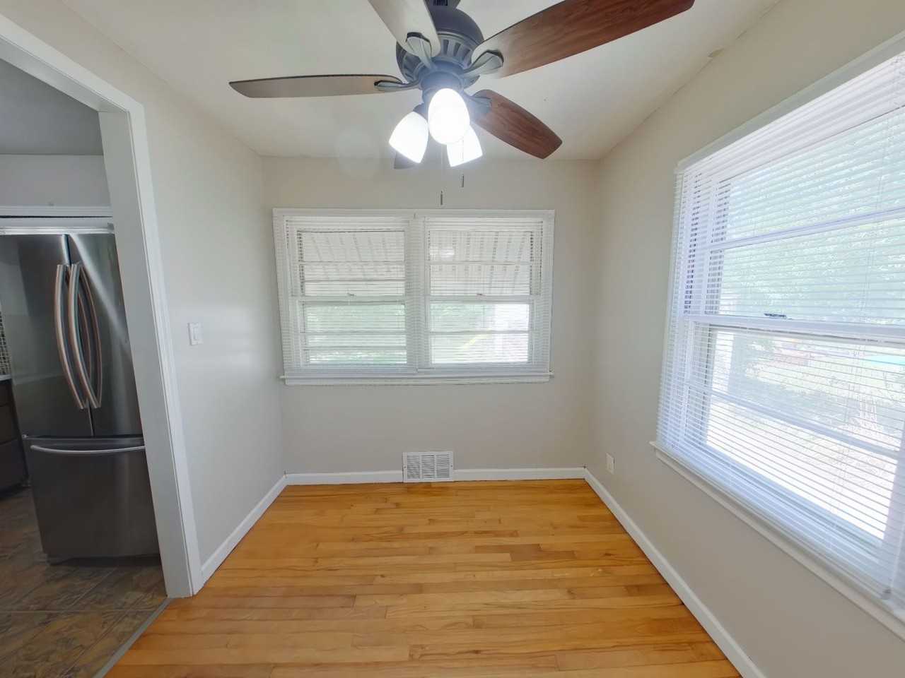 1027 N Old Manor Rd - Photo 3 of 11