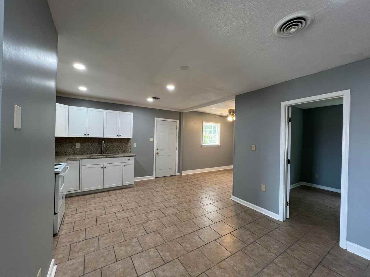 1008 Pelham St - Photo 6 of 17