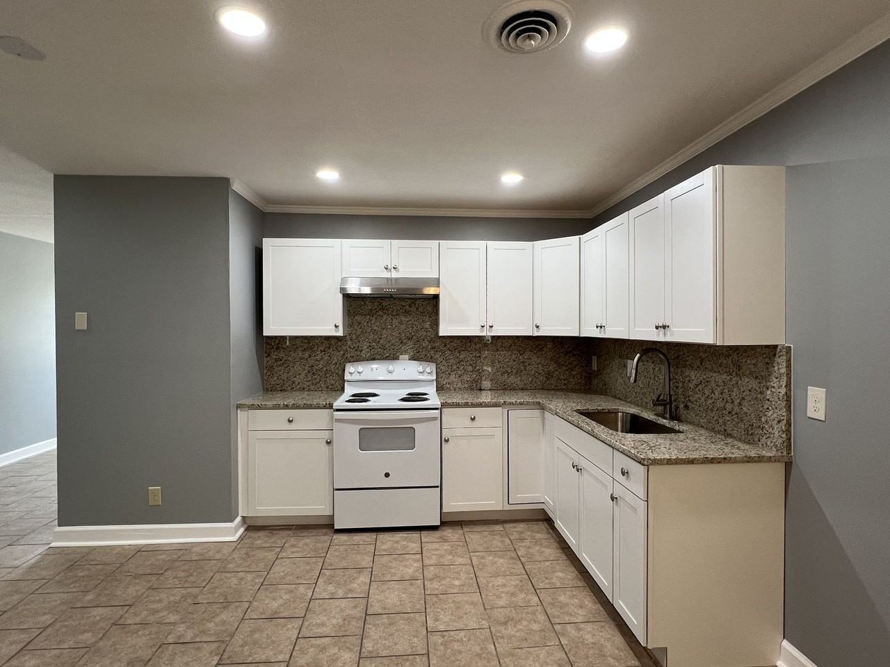 1008 Pelham St - Photo 7 of 17