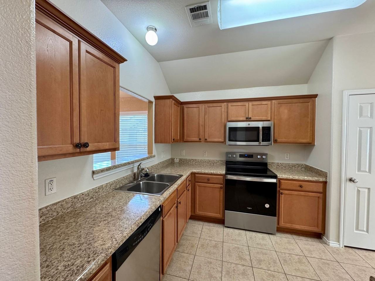 5207 Bridgewood Dr - Photo 7 of 40