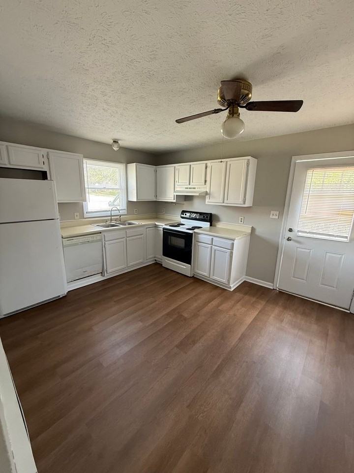 239 Green St - Photo 6 of 6