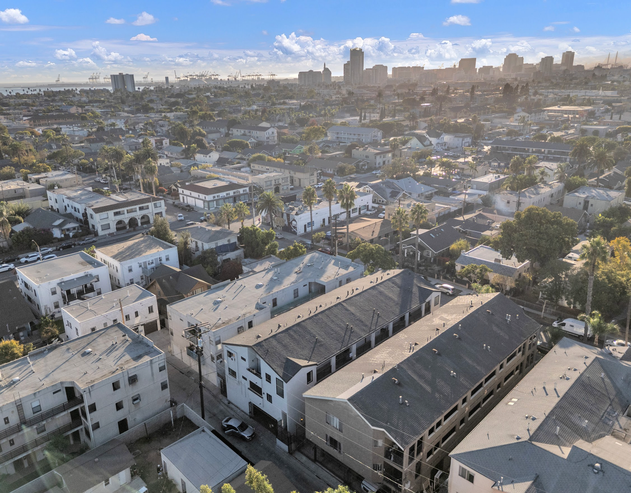 The Roselyn - Photo 2 of 7