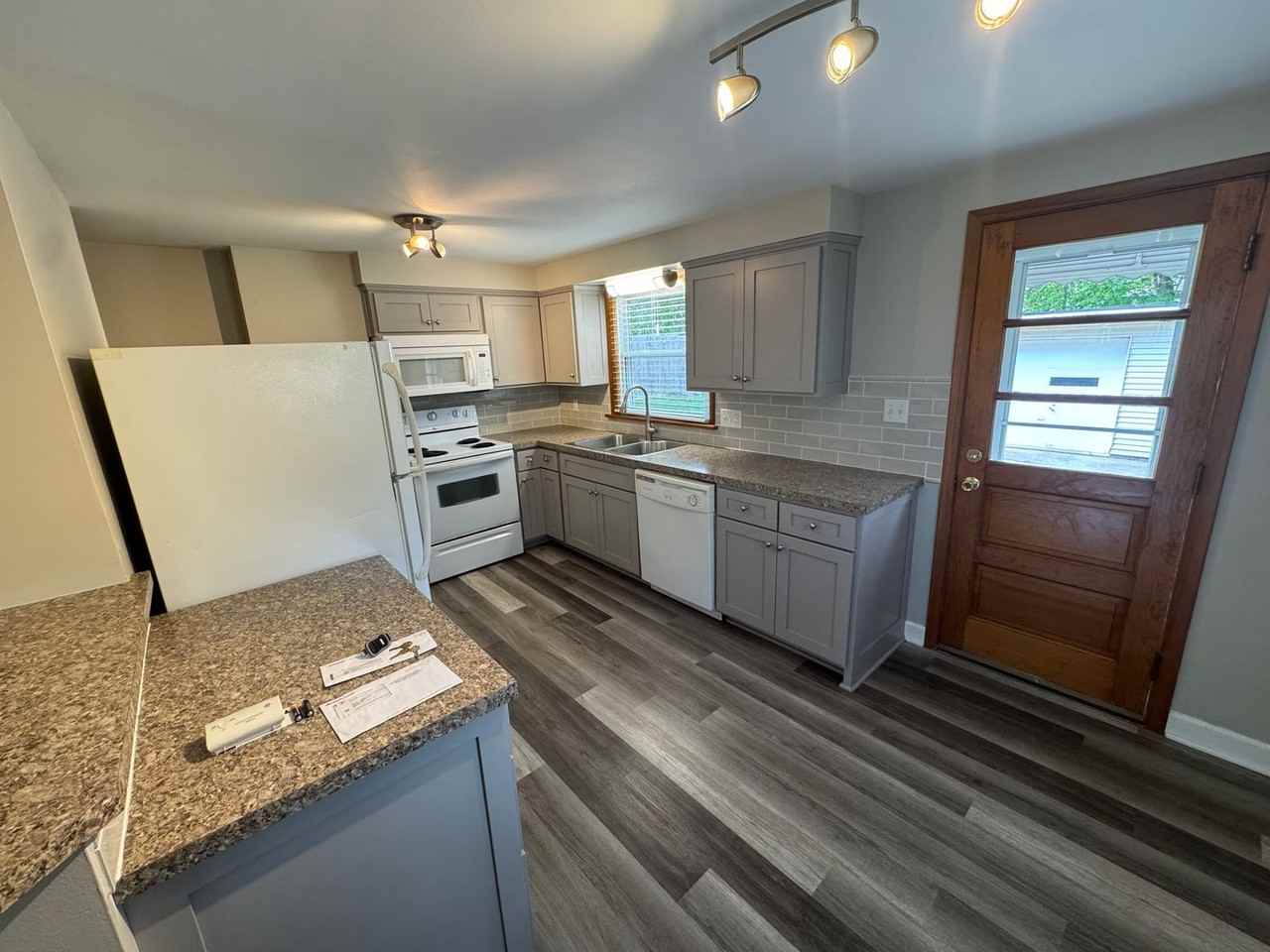 326 Elm Dr - Photo 4 of 9