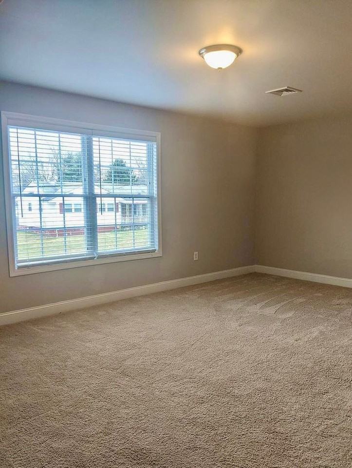 254 Upland Ave - Photo 4 of 14