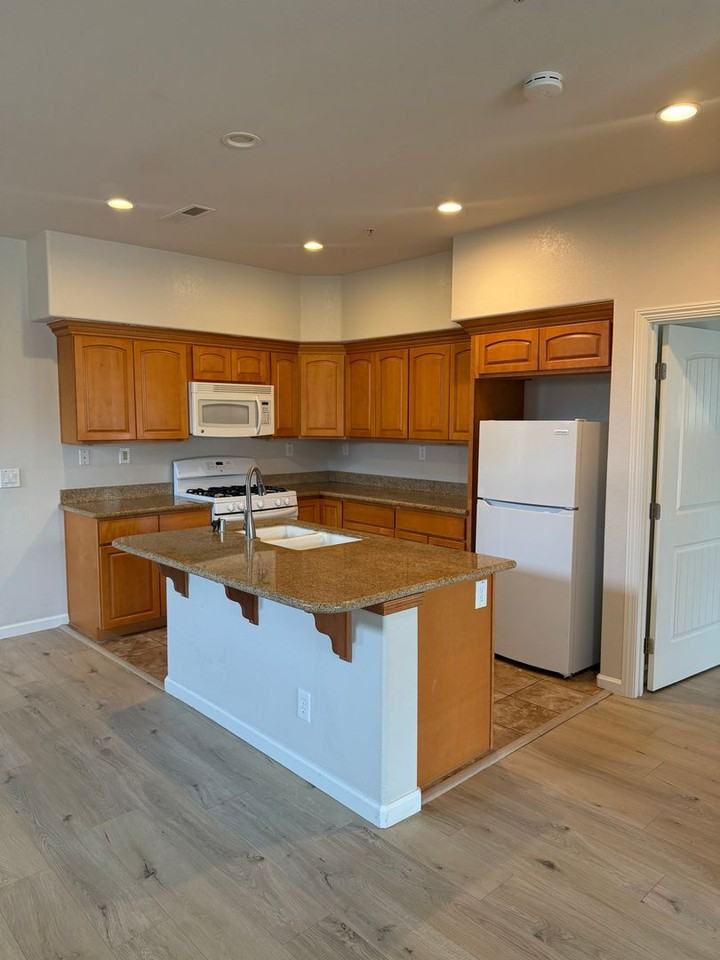 190 Healdsburg Ave - Photo 5 of 11