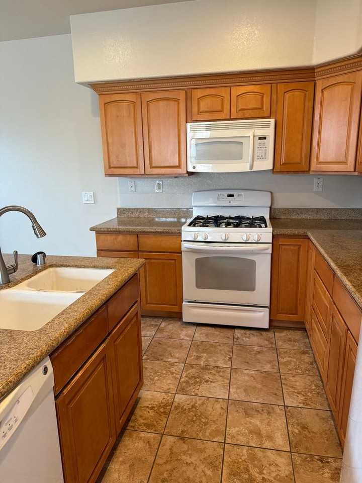 190 Healdsburg Ave - Photo 6 of 11