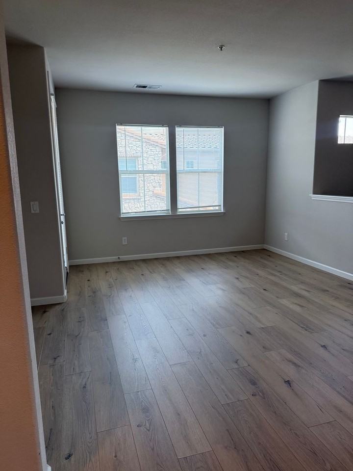 190 Healdsburg Ave - Photo 7 of 11