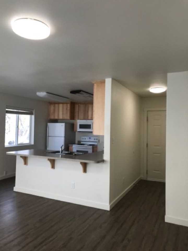 584 Monroe St - Photo 5 of 8