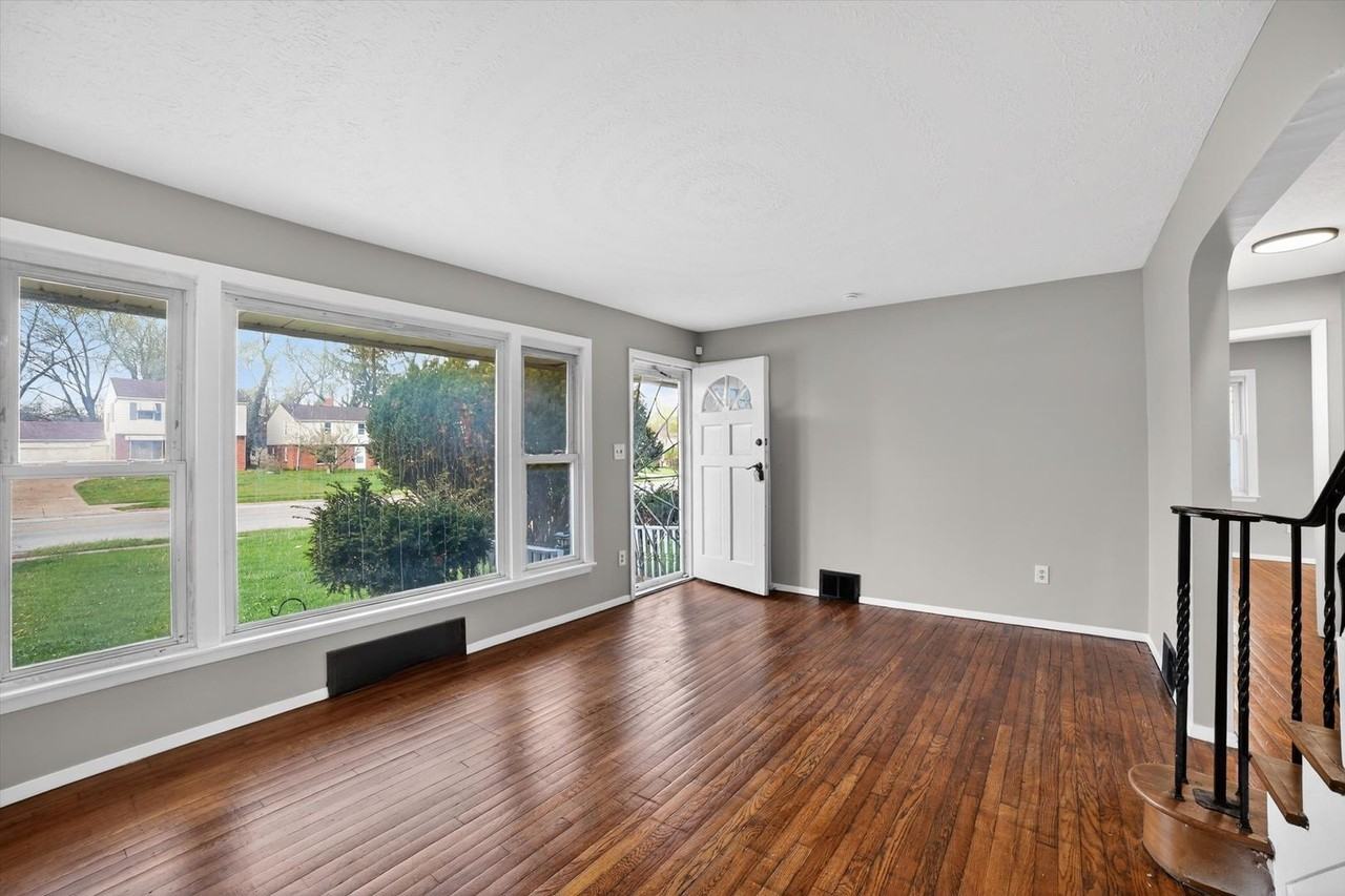 303 S Green Rd - Photo 3 of 32