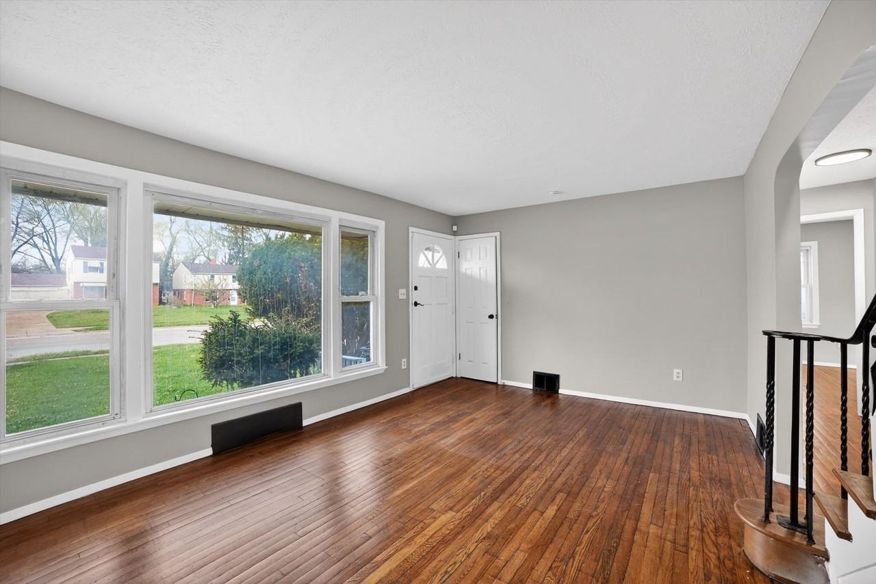 303 S Green Rd - Photo 4 of 32