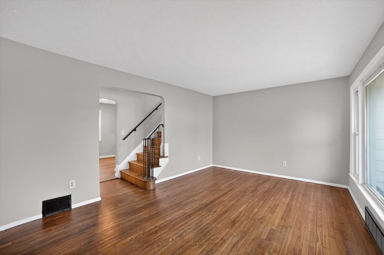 303 S Green Rd - Photo 5 of 32