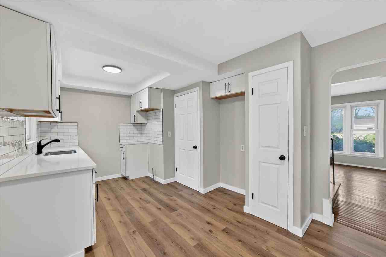 303 S Green Rd - Photo 6 of 32