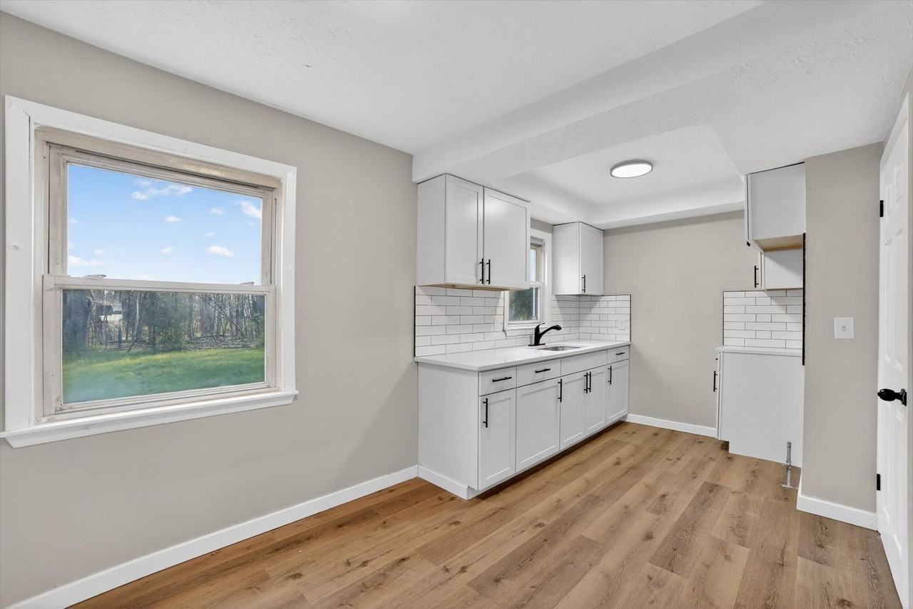 303 S Green Rd - Photo 7 of 32