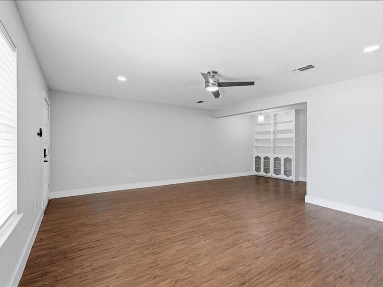 2529 W 12th St - Photo 2 of 20