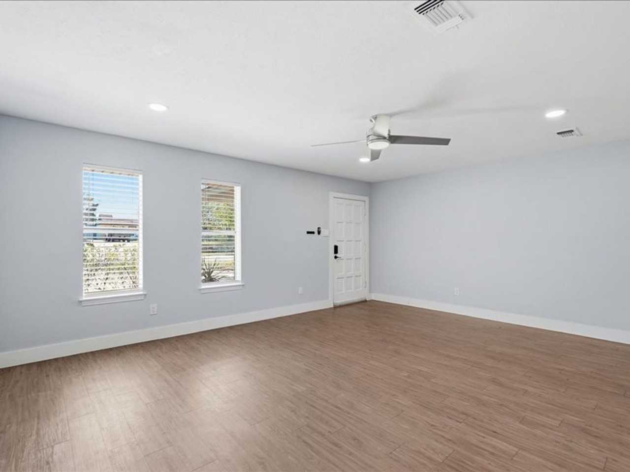 2529 W 12th St - Photo 3 of 20