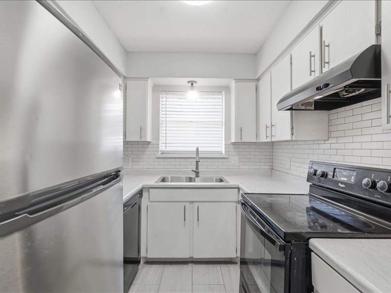 2529 W 12th St - Photo 4 of 20