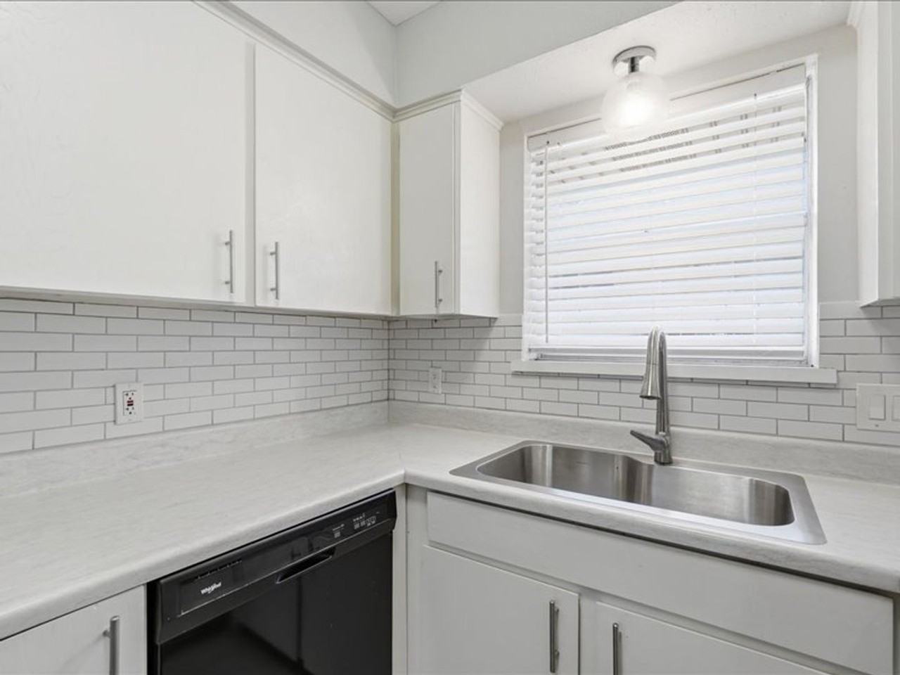 2529 W 12th St - Photo 5 of 20